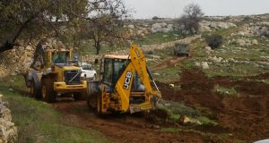 e9152eff255f19a7951187ca8c41eae1 مستعمرون يحرثون أراضي المواطنين المزروعة بالمحاصيل الشتوية بمسافر يطا