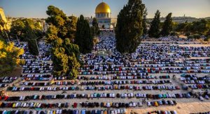 30 ألف فلسطيني يؤدون صلاة الجمعة في رحاب الأقصى