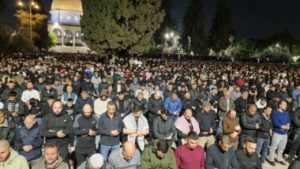 نحو 130 ألف فلسطيني يؤدون صلاة التراويح في الأقصى