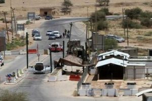 العدو الصهيوني يشدد إجراءاته على حاجز الحمرا العسكري