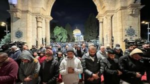 الآلاف يؤدون صلاتي العشاء والتراويح في الأقصى