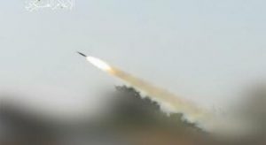 القسام تقصف مدينة عسقلان المحتلة برشقة صاروخية
