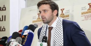 الناشط الأمريكي “هينكل”يدعو الشعوب العربية إلى التحلي بشجاعة اليمنيين والاقتداء بهم