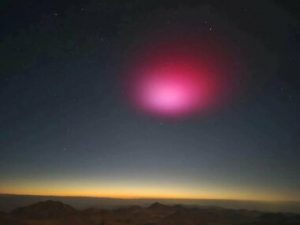 شاهد بالصورة.. ظهور سحابة حمراء غامضة فوق جبل موسى جنوب سيناء