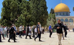 المستوطنون الصهاينة يدنسون ويرقصون في الأقصى