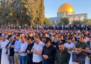 مصلون 120 ألفا يؤدون صلاة العيد في المسجد الأقصى المبارك