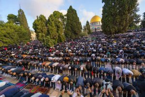 120 ألف فلسطيني يؤدون صلاة العيد في المسجد الأقصى المبارك