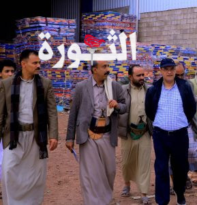 وزير الاقتصاد يزور مصانع للإسفنج في محافظه صنعاء