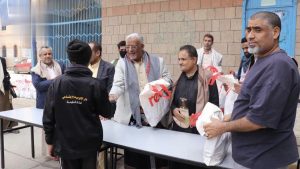 IMG-20250329-WA0029 باجعالة يدشن توزيع كسوة العيد للأطفال من أسر الشهداء والأيتام والفقراء