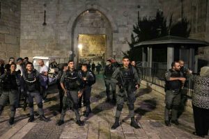 الاحتلال يقتحم الأقصى مجددا ويجبر المصلين على مغادرته