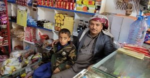 شاهد بالفيديو.. ردة فعل مواطن يمني أشعل الترند العالمي لحظة شن العدوان الأمريكي غارات عنيفة على مدينة #صعدة