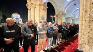 100 ألف يؤدون صلاتي العشاء والتراويح في الأقصى
