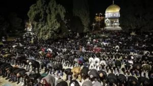 آلاف المصلين يؤدون صلاتي العشاء والتراويح في الأقصى 