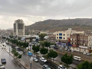 عاجل بالصورة.. أجواء فريدة.. هذا ما يشاهد في سماء صنعاء الآن هذه اللحظات