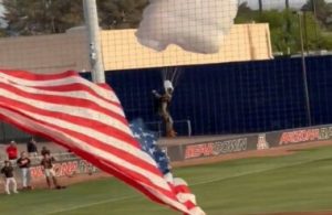 إصابة مظليين بهبوط عنيف خلال عرض على ملعب بيسبول بأمريكا