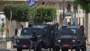 قوات العدو تشن حملة اعتقالات في الضفة تطال 35 فلسطينيا