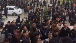 بقوة السلاح .. أجهزة الأردن تفض وقفة شعبية رافضاً للعدوان الصهيوني على غزة