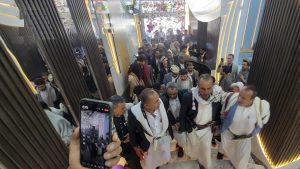 وزير الثقافة والسياحة يفتتح فندقاً في مدينة إب