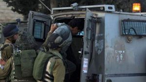 العدو الإسرائيلي يعتقل 20 فلسطينيا من مخيم الفوار جنوبي الخليل بالضفة