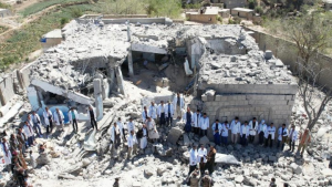 وقفة في وشحة بحجة تنديداً باستهداف العدوان الأمريكي للمركز الصحي في المديرية