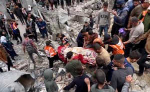 انتشال 6 شهداء من أنقاض منزل قصفه العدو في غزة