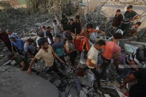 5 شهداء ومصابون في قصف العدو منزلا شرق خان يونس