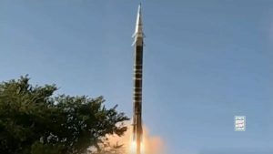 صواريخ اليمن ورد للتو.. القوات المسلحة اليمنية تضرب الحاملة الأمريكية وأخواتها للمرة الـ3 خلال ساعات