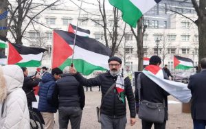 الجالية اليمنية في المانيا تنفذ وقفه احتجاجية أمام السفارة الأمريكية