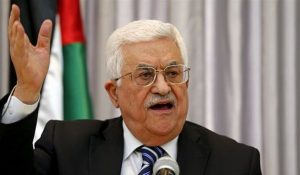 عوائل الشهداء الفلسطينيين: تصريحات “عباس” طعنة في ظهر تضحيات شعبنا