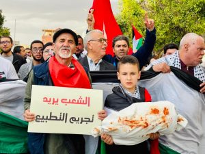 شاهد بالصور.. مظاهرات عارمة في تونس إسناداً لغزة وتنديداً بالعدوان الصهيو أمريكي