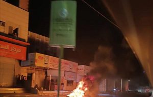GpfYjTLXYAAAywn-680x430 تظاهرة غاضبة في عدن تندد بانقطاع الكهرباء وقبائل الصبيحة تعلن النفير ضد الانتقالي