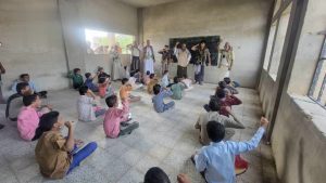 IMG-20250414-WA0003 وكيل محافظة الحديدة يتفقد سير الأنشطة بالمراكز الصيفية في جبل رأس