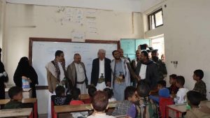 محافظة إب يتفقد الدورات الصيفية في مدينة القاعدة