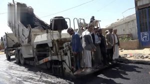 IMG_20250413_165309_125 الاشقص يتفقد سير العمل في إعادة تأهيل وسفلتة طريق الماخذي بعمران