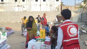 IMG_20250415_203253_913 تقديم مساعدات للمتضررين من العدوان الأمريكي في مدينة أمين مقبل السكنية بالحديدة