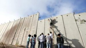 استشهاد فلسطيني بعد مطاردة العدو له وسقوطه عن الجدار الفاصل بالقدس