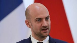 الجزائر تعلن 12 موظفا في السفارة الفرنسية أشخاصا غير مرغوب