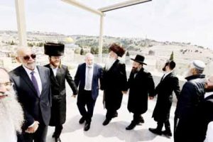 آلاف المستوطنين يواصلون اقتحام الأقصى الشريف وتدنيس المقدسات