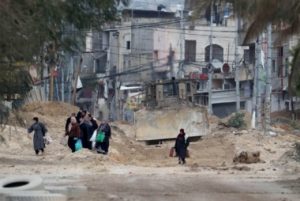 e0d6809d0359ab7a21a0c148ff66ab57 العدو الصهيوني يحتجز مئات الفلسطينيين على مدخل طولكرم ونور شمس
