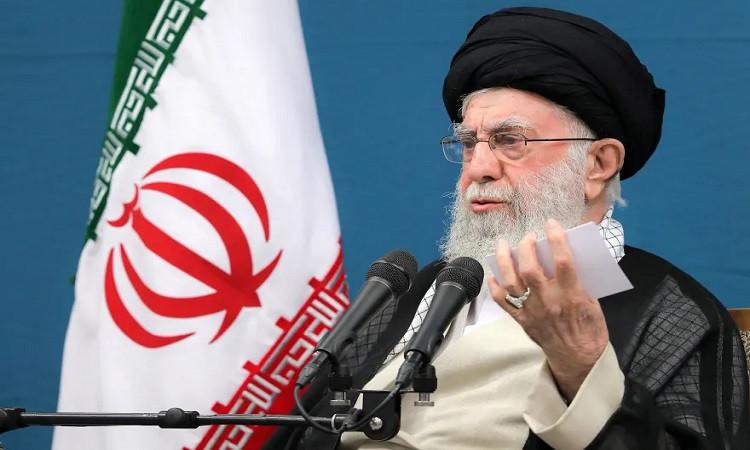 أول تعليق للسيد على خامنئي على تلويح ترامب بالتدخل العسكري