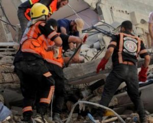 27 مهمة إنسانية خلال 24 ساعة… الدفاع المدني في غزة ينقذ ما يمكن إنقاذه تحت القصف