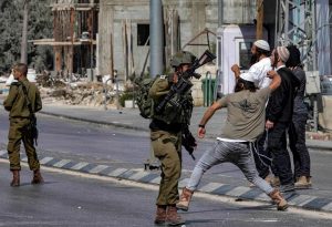 مستوطنون يقتحمون قرية عرب المليحات و يهاجمون مركبات فلسطينية برام الله