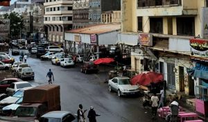 عناصر مقنعة تختطف شابًا وسط عدن
