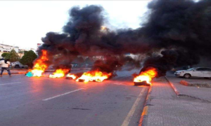 عدن تغلي: احتجاجات غاضبة وقطع طرقات احتجاجا على انقطاع الكهرباء