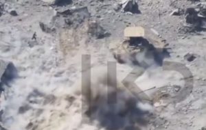 التقاط فيديو لهجوم خاطف : مقاوم يفجر آلية إسرائيلية ويعود حيًا وسط الدخان والنار