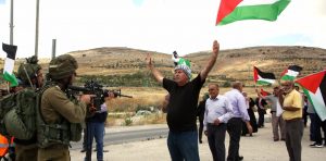 الثورة 0 العدو الإسرائيلي يستولي على أراضٍ في الضفة الغربية