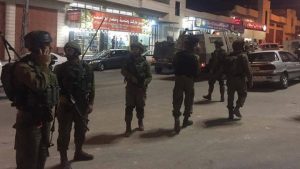الثورة 5 قوة للعدو الصهيوني تقتحم بيت عزاء في الخليل وتحطم محتوياته