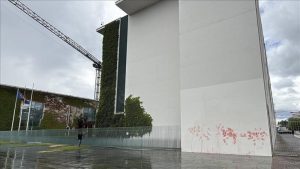 المانيا ألمانيا.. مناصران لفلسطين يلطخان مبنى رئاسة الوزراء بطلاء أحمر