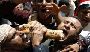 ثورة الجياع في تعز فيما قيادة المرتزقة تتسلم رواتب بالدولار والسعودي.. أبناء الشعب يتضورون جوعا وعطشا في تعز وعدن