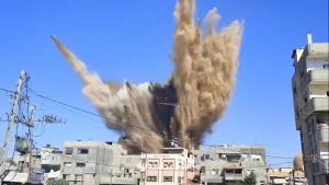 جرائم الاحتلال بحق المدنيين في غزة شاهد جانباً من مجازر الاحتلال الإسرائيلي بحق إخواننا في غزة اليوم الجمعة .. فيديو